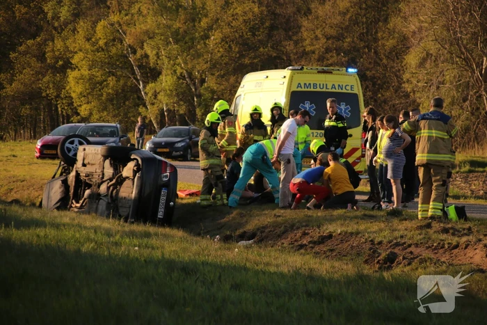 Auto raakt van snelweg belandt in sloot