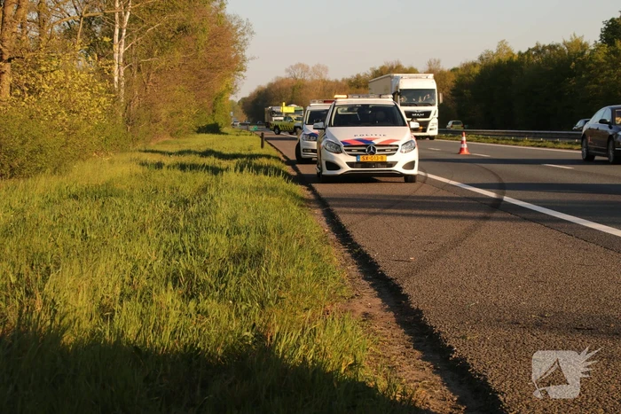 Auto raakt van snelweg belandt in sloot
