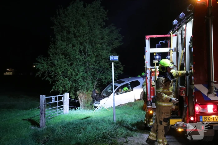 Bestuurder bekneld bij eenzijdig ongeval