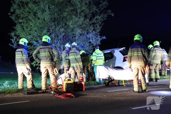 Bestuurder bekneld bij eenzijdig ongeval