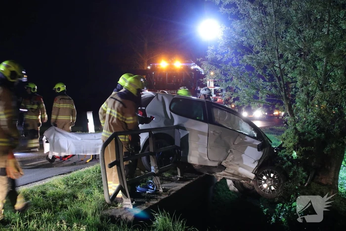 Bestuurder bekneld bij eenzijdig ongeval