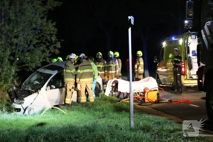 Bestuurder bekneld bij eenzijdig ongeval