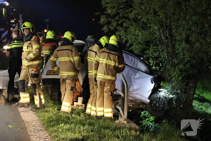 Bestuurder bekneld bij eenzijdig ongeval