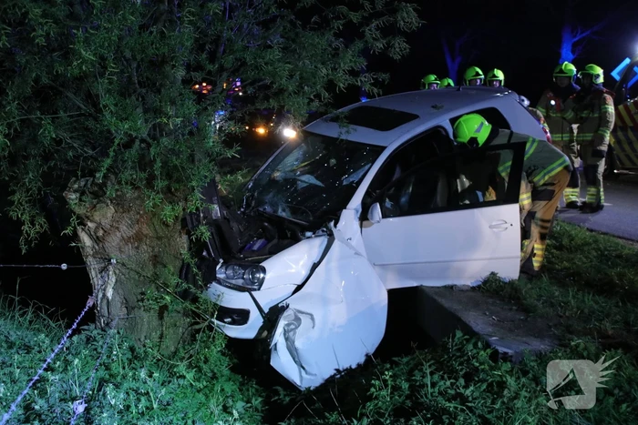Bestuurder bekneld bij eenzijdig ongeval