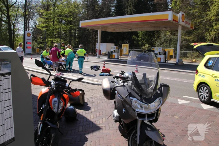 Motorrijder gewond bij botsing op personenauto