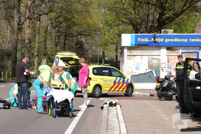 Motorrijder gewond bij botsing op personenauto