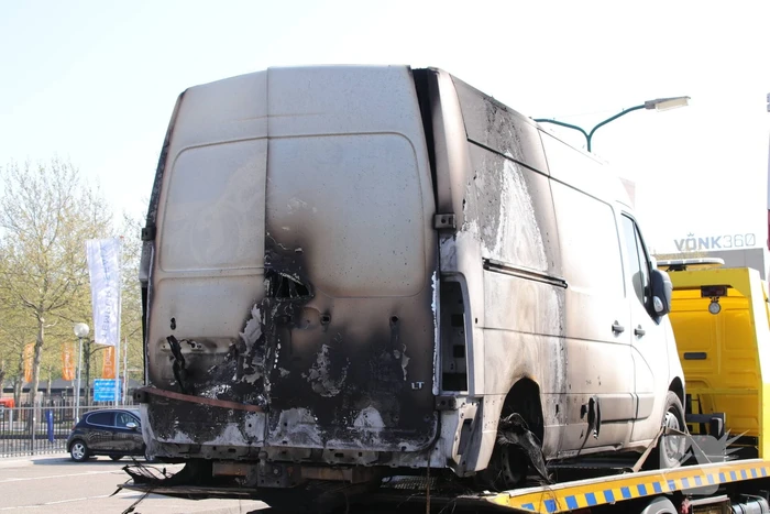 Drie pakketbussen in brand gestoken