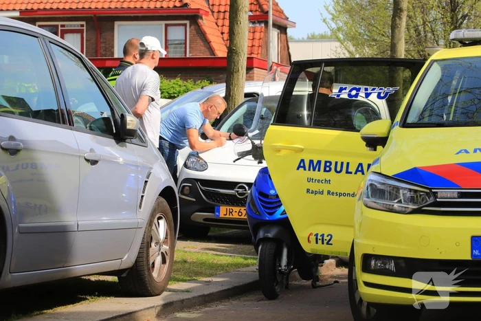 Scooterrijdster knalt tegen portier taxibus