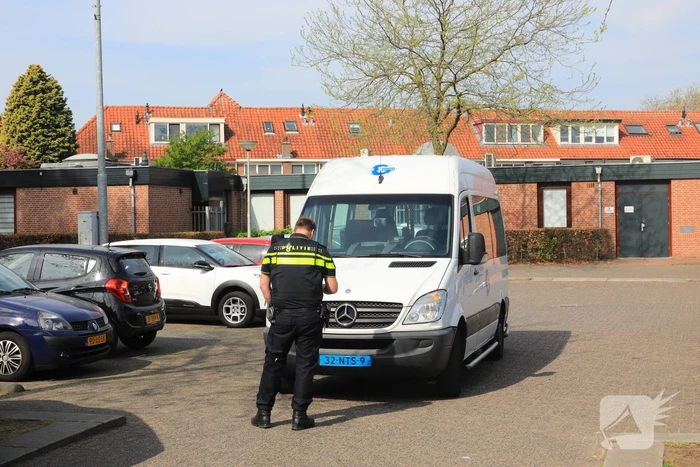 Scooterrijdster knalt tegen portier taxibus