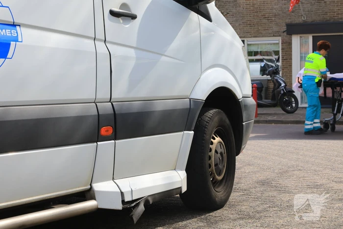 Scooterrijdster knalt tegen portier taxibus