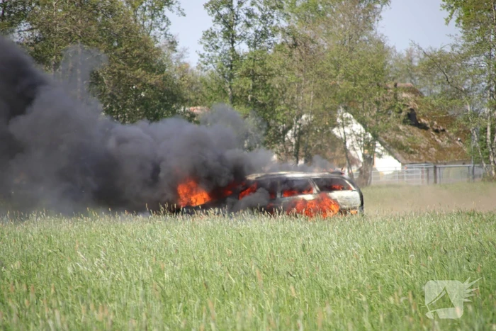 Auto in weiland volledig verwoest door brand