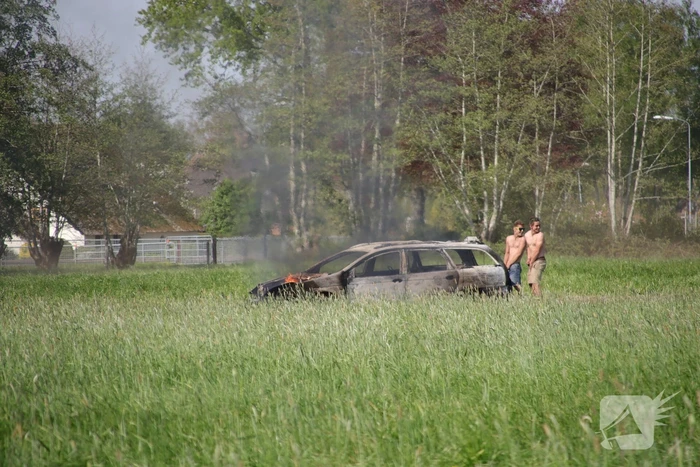 Auto in weiland volledig verwoest door brand