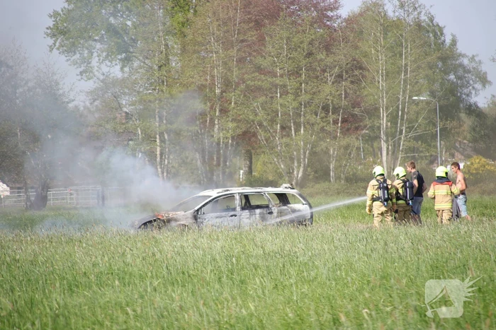 Auto in weiland volledig verwoest door brand