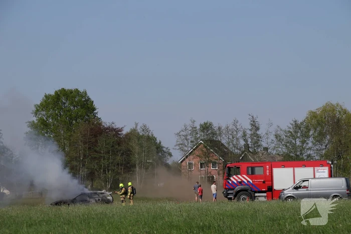 Auto in weiland volledig verwoest door brand