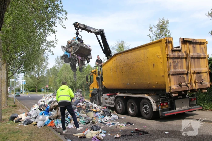 Inhoud van vuilniswagen met restafval vat vlam