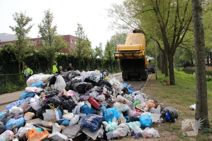 Inhoud van vuilniswagen met restafval vat vlam