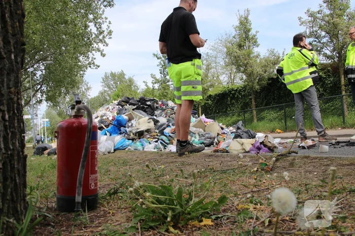 Inhoud van vuilniswagen met restafval vat vlam