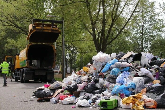 Inhoud van vuilniswagen met restafval vat vlam