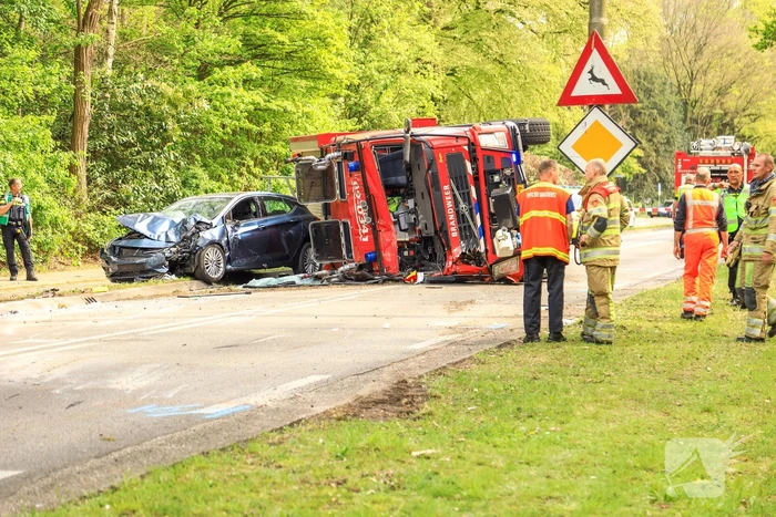 Brandweerwagen crasht tijdens spoedrit