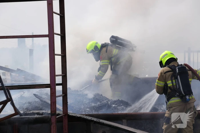 Containerbrand slaat over naar berm langs spoorlijn