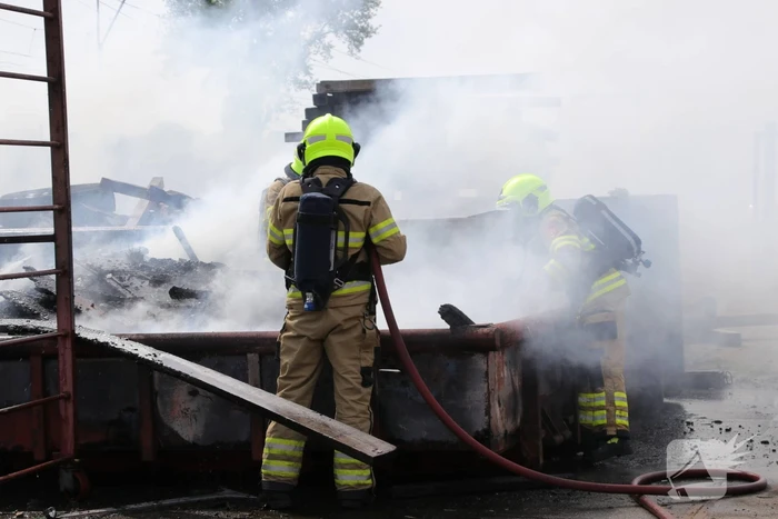 Containerbrand slaat over naar berm langs spoorlijn