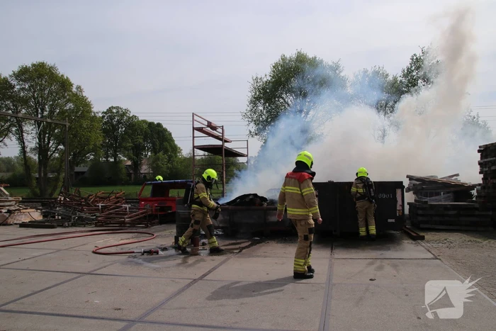 Containerbrand slaat over naar berm langs spoorlijn
