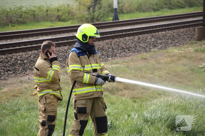 Containerbrand slaat over naar berm langs spoorlijn