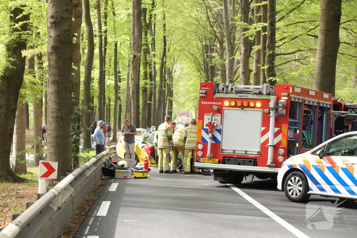 Twee gewonden bekneld bij eenzijdig ongeval