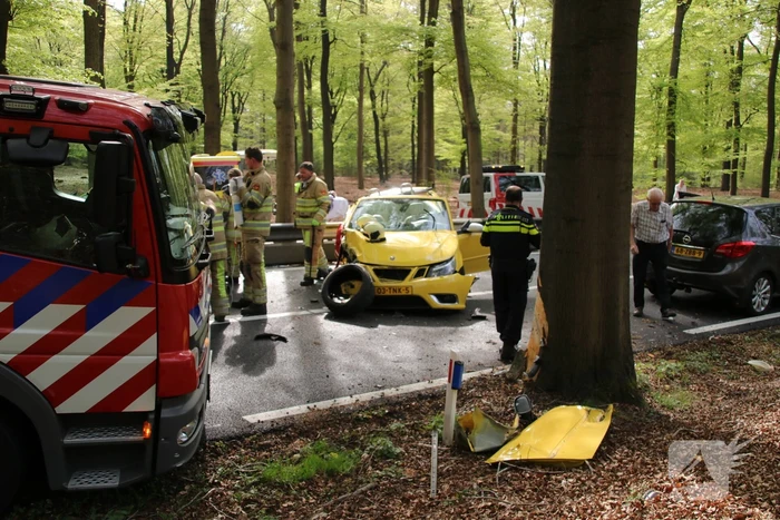 Twee gewonden bekneld bij eenzijdig ongeval