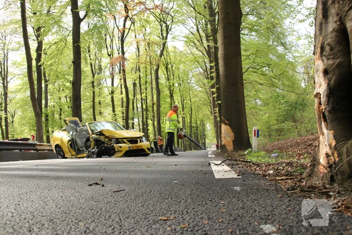 Twee gewonden bekneld bij eenzijdig ongeval