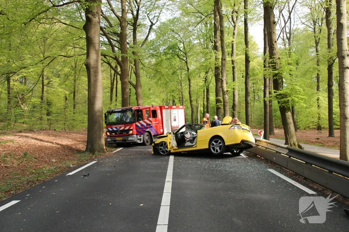 Twee gewonden bekneld bij eenzijdig ongeval