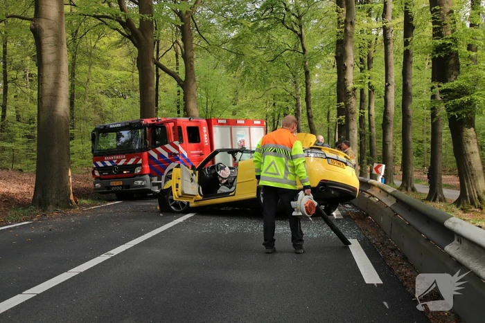 Twee gewonden bekneld bij eenzijdig ongeval