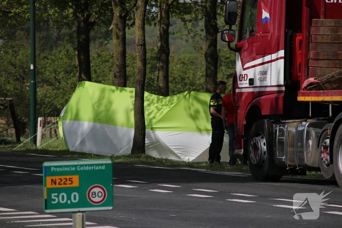 Fietser overleden na aanrijding met vrachtwagen