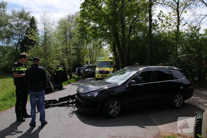 Twee auto's botsen op elkaar