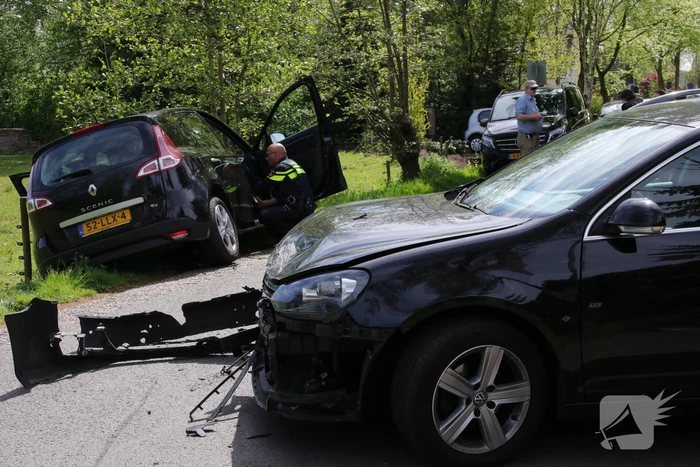 Twee auto's botsen op elkaar