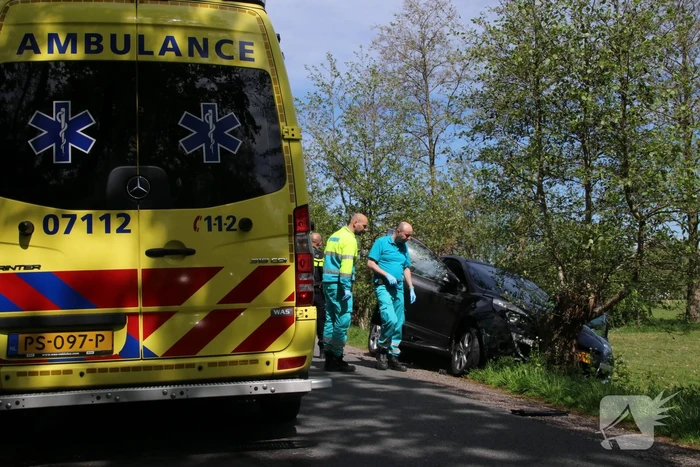 Twee auto's botsen op elkaar
