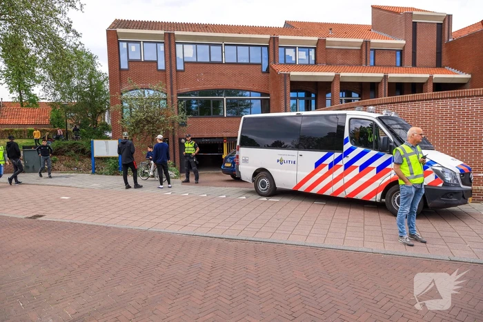 Gemeentehuis ontruimd na ongeval met auto
