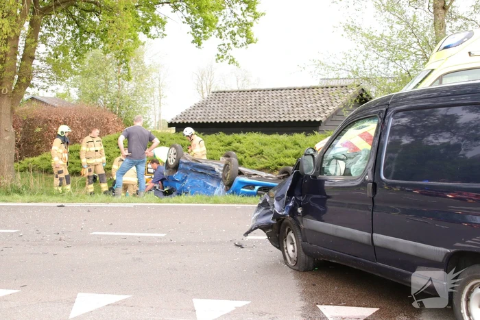Auto belandt op de kop na aanrijding