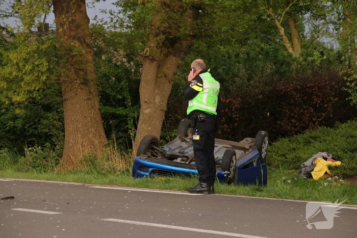 Auto belandt op de kop na aanrijding