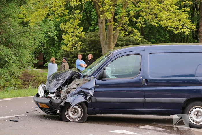 Auto belandt op de kop na aanrijding