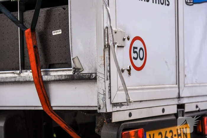 Picnic-wagen zoveelste keer op zijn kant