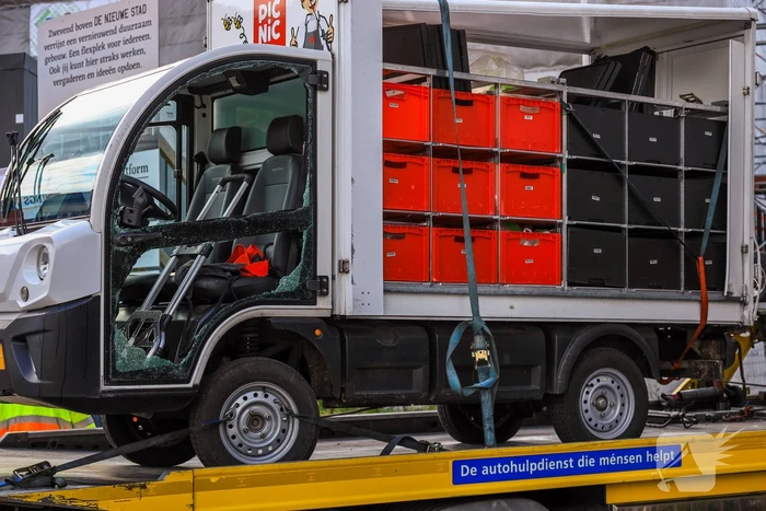 Picnic-wagen zoveelste keer op zijn kant
