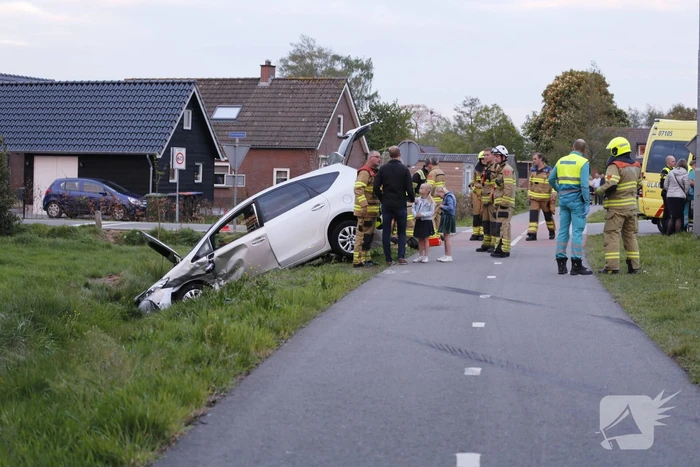 Auto's belanden in greppel na botsing