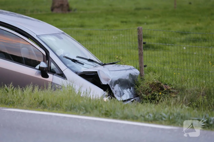 Auto's belanden in greppel na botsing