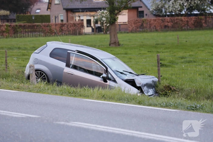 Auto's belanden in greppel na botsing