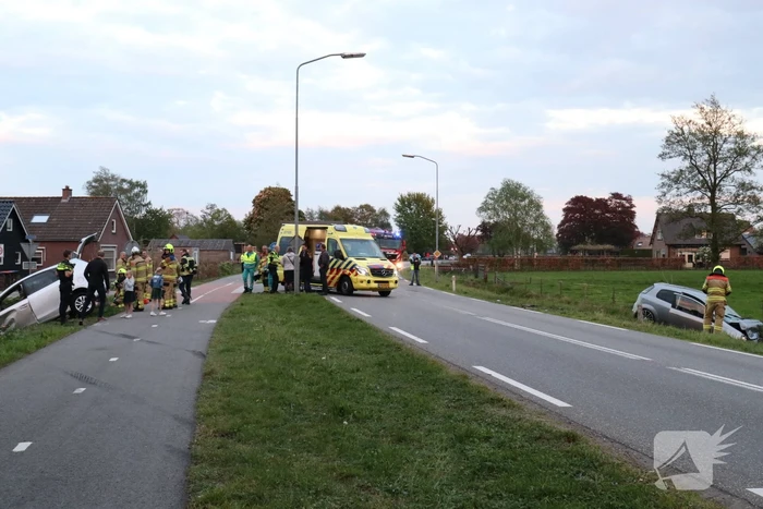 Auto's belanden in greppel na botsing