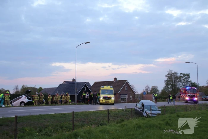 Auto's belanden in greppel na botsing