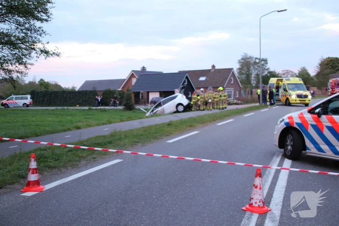 Auto's belanden in greppel na botsing