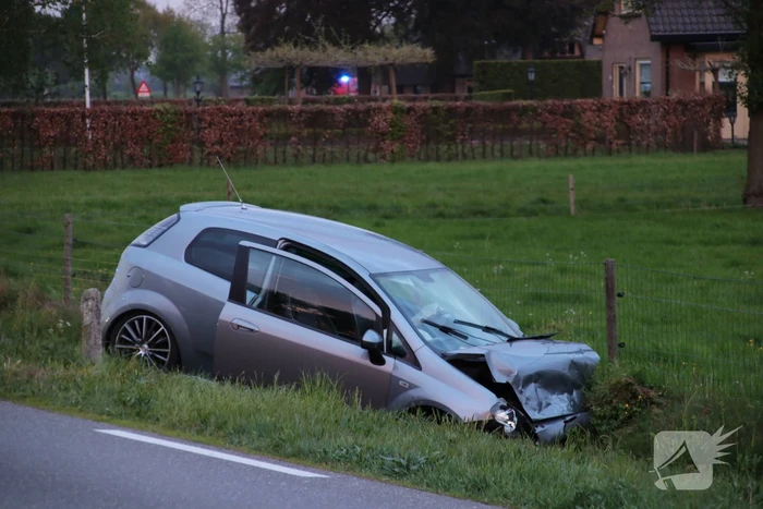 Auto's belanden in greppel na botsing