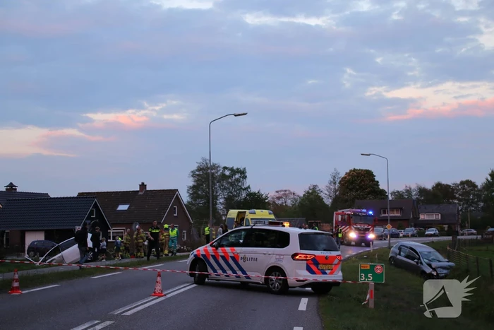 Auto's belanden in greppel na botsing
